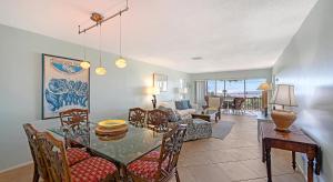 Khu vực ghế ngồi tại Crescent Royale Condominiums 306