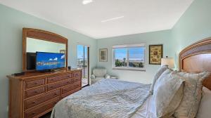 Giường trong phòng chung tại Crescent Royale Condominiums 306 +47 ảnh