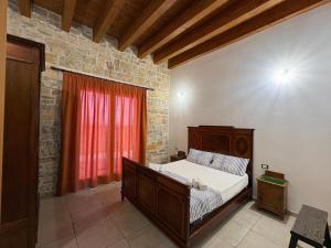 Stunning view Pool Garden AC Private parking في مارينيلا دي سيلينونتي: غرفة نوم بسرير ونافذة حمراء +9 صور