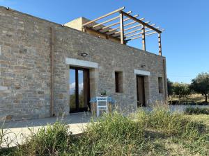 Stunning view Pool Garden AC Private parking في مارينيلا دي سيلينونتي: مبنى من الطوب مع سقف في الأعلى