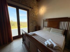 Stunning view Pool Garden AC Private parking في مارينيلا دي سيلينونتي: غرفة نوم بها سرير كبير مع مناشف عليه