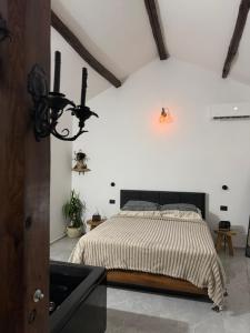 een slaapkamer met een bed in een witte muur bij Villa Forgione in Grottaminarda