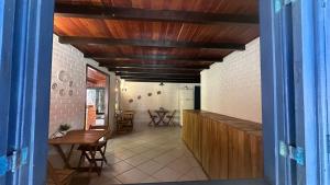 um corredor de uma casa com uma mesa e cadeiras em Hospedagem do Iago em Cabo Frio