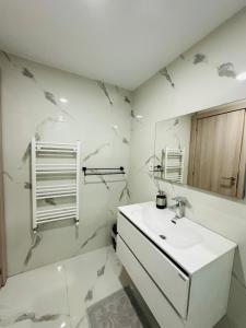 Et badeværelse på Joli f3 a Gambetta - king bed - fast internet - 100m2