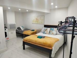 a bedroom with two beds in a room at Modern 3-bed Serviced Appartement - Milnsbridge in Lindley