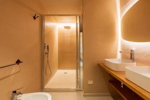 une salle de bains avec douche, toilettes et lavabo dans l'établissement Sogno, à Tortolì 77 autres photos