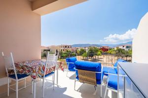 un balcon avec une table et des chaises et une vue dans l'établissement Sogno, à Tortolì