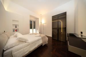 En eller flere senge i et værelse på Donna Isabella - Boutique Rooms + 28 billeder