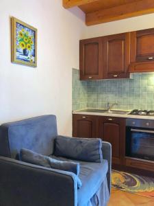 a living room with a couch and a kitchen at Casa relax Nasiu in Perdaxius +25 photos
