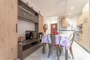 Kuchyň nebo kuchyňský kout v ubytování Rosa lido adriano centro citta + 30 fotografií