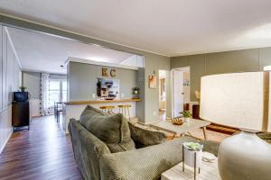 Un lugar para sentarse en 6 Mi to State Harbor! Stylish Port Austin Home