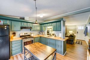Una cocina o cocineta en 6 Mi to State Harbor! Stylish Port Austin Home