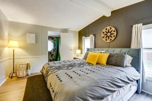 Una cama o camas en una habitación de 6 Mi to State Harbor! Stylish Port Austin Home