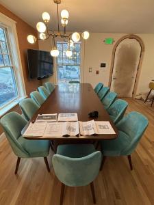 The Carruthers Room في بويز: غرفة طعام مع طاولة وكراسي زرقاء