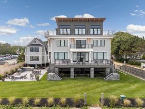 een groot huis met een groot gazon ervoor bij Tidal House in Surfside