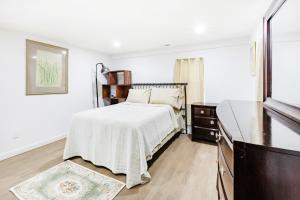 Giường trong phòng chung tại Fresh 2BR Duplex • Pets Welcome