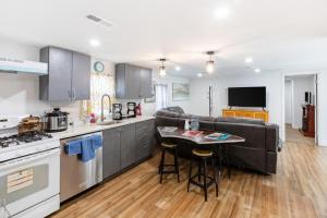 Nhà bếp/bếp nhỏ tại Fresh 2BR Duplex • Pets Welcome +14 ảnh