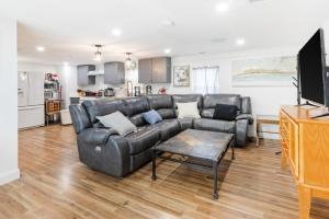 TV/trung tâm giải trí tại Fresh 2BR Duplex • Pets Welcome