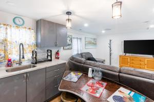 Nhà bếp/bếp nhỏ tại Fresh 2BR Duplex • Pets Welcome