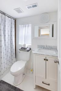 Phòng tắm tại Fresh 2BR Duplex • Pets Welcome