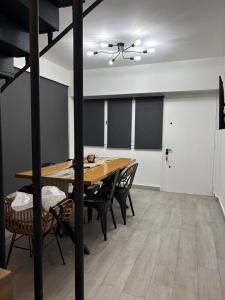 une salle à manger avec une table et des chaises dans l'établissement Dpto Moya, à La Porteña