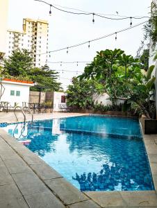 una piscina con acqua blu in un edificio di Astanaraya Suites Hotel a Giacarta