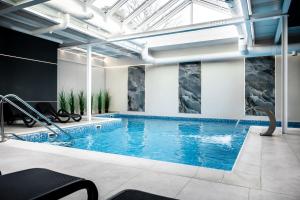a swimming pool in a building with a ceiling at Villa Solaris in Niechorze