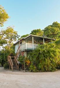 ウェスト・ベイにあるBonsai rentals - West Bay Private Roomsの階段のある家