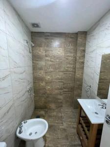 PerdrielにあるOscar Bazonの洗面台、トイレ、鏡のあるバスルーム