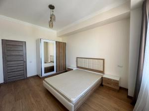 una camera da letto con un letto e un grande specchio di Apartment in Yerevan a Yerevan