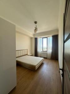 una grande camera da letto con un letto e una finestra di Apartment in Yerevan a Yerevan