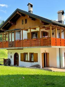 Dolomiti Dream House في سنسنيجا: منزل كبير مع شرفة ونوافذ