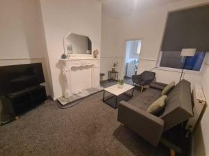 Una sala de estar con un sofá y una chimenea. en Two bedroom close to city, en Sunderland 2 fotos más