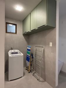 een keuken met een spoelbak, een vaatwasser en een kast bij Casa Verano - Morro de São Paulo in Morro de São Paulo