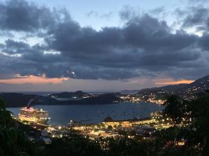 uitzicht op een stad en een meer in de nacht bij Queen Deluxe Double at Boundless Bliss Hotel in Raphune