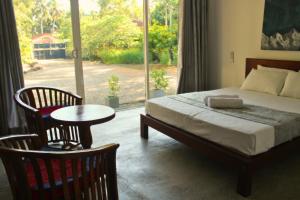 Ένα ή περισσότερα κρεβάτια σε δωμάτιο στο Savendro Villa Hikkaduwa