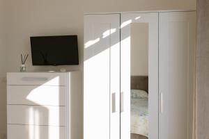 TV a/nebo společenská místnost v ubytování Villa Morella Pool & Sea - Appartamento Moderno + 53 fotografií