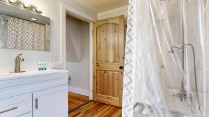 Et badeværelse på Coastal Life Beach House + 29 billeder