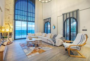 ein Wohnzimmer mit Sofa und Tisch in der Unterkunft Spectacular sea views Villa with pool in Eskiömerler