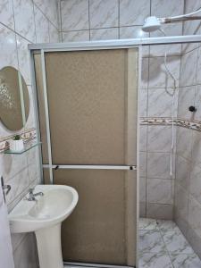 a bathroom with a shower and a sink at Casa em Ganchos in Governador Celso Ramos +6 photos