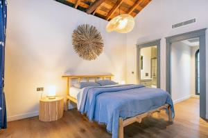 ein Schlafzimmer mit einem Bett mit einer blauen Decke in der Unterkunft Spectacular sea views Villa with pool in Eskiömerler + 43 Fotos