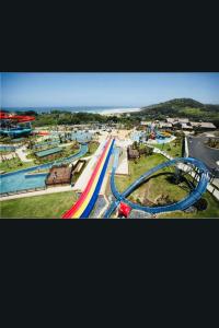 Una vista aérea de un parque acuático con una montaña rusa. en Ocean View Villas B09, en Port Edward