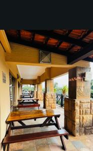 un grupo de mesas de picnic en un patio en Ocean View Villas B09, en Port Edward