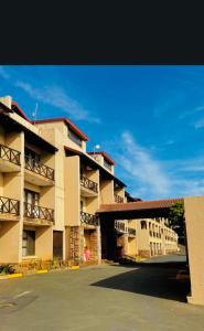 Un estacionamiento vacío frente a un edificio en Ocean View Villas B09, en Port Edward