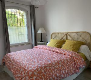 L'insouciance, a cottage in Provence في La Celle-sous-Gouzon: غرفة نوم بسرير لحاف احمر وبيض