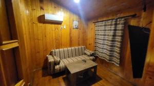 un soggiorno con un divano e un tavolo di Hotel Yaşıl Park a Mekhrably