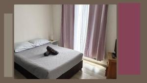 a remote control sitting on a bed in a bedroom at Estancia del Volcán in Santa María Coronanco