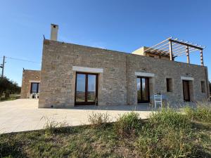 Pool Garden AC P-private في مارينيلا دي سيلينونتي: مبنى من الطوب عليه أبواب زجاجية