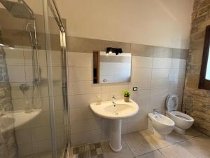 Pool Garden AC P-private في مارينيلا دي سيلينونتي: حمام مع حوض ومرحاض ودش