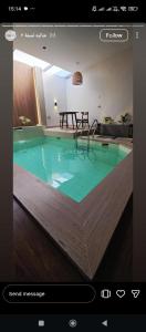 Una imagen de una piscina en una habitación. en Nasma chalet, en Barka